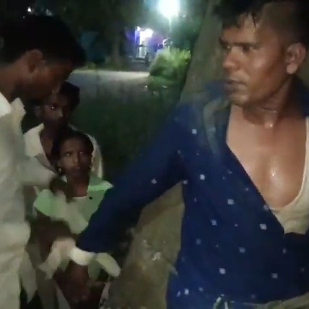 सीतापुर में शादी वाले घर में युवक ने पायलें चुराई:महिला के जागने पर ग्रामीणों ने पेड़ से बांधकर पीटा, पुलिस के हवाले किया