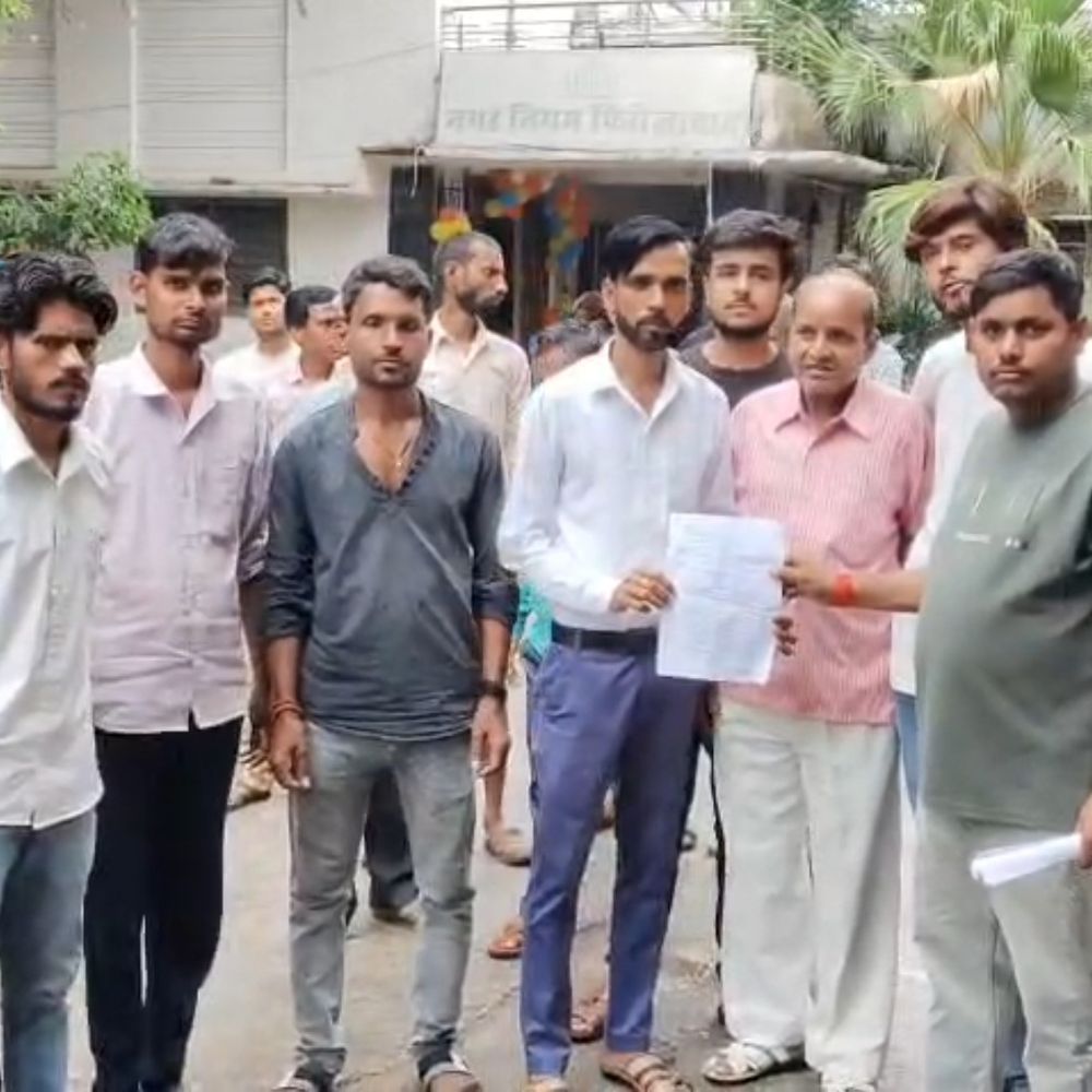 फिरोजाबाद में वार्ड-7 के लोगों का निगम में प्रदर्शन:पेयजल संकट और बदहाल सड़क के समाधान की मांग