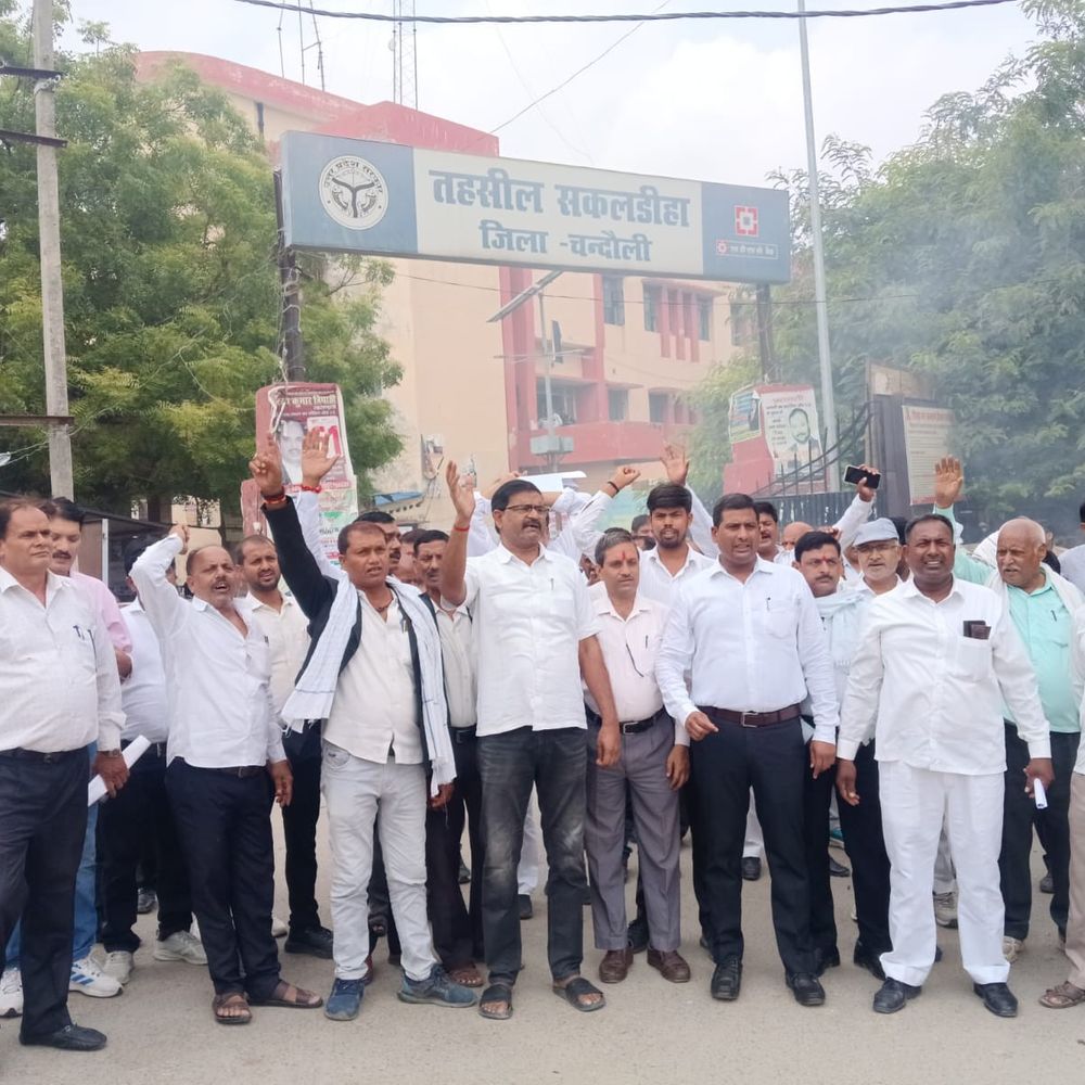 चंदौली तहसील में उबाल:अधिवक्ता पर कथित चाकू हमले के बाद भड़का गुस्सा, गिरफ्तारी और निलंबन की मांग पर प्रदर्शन