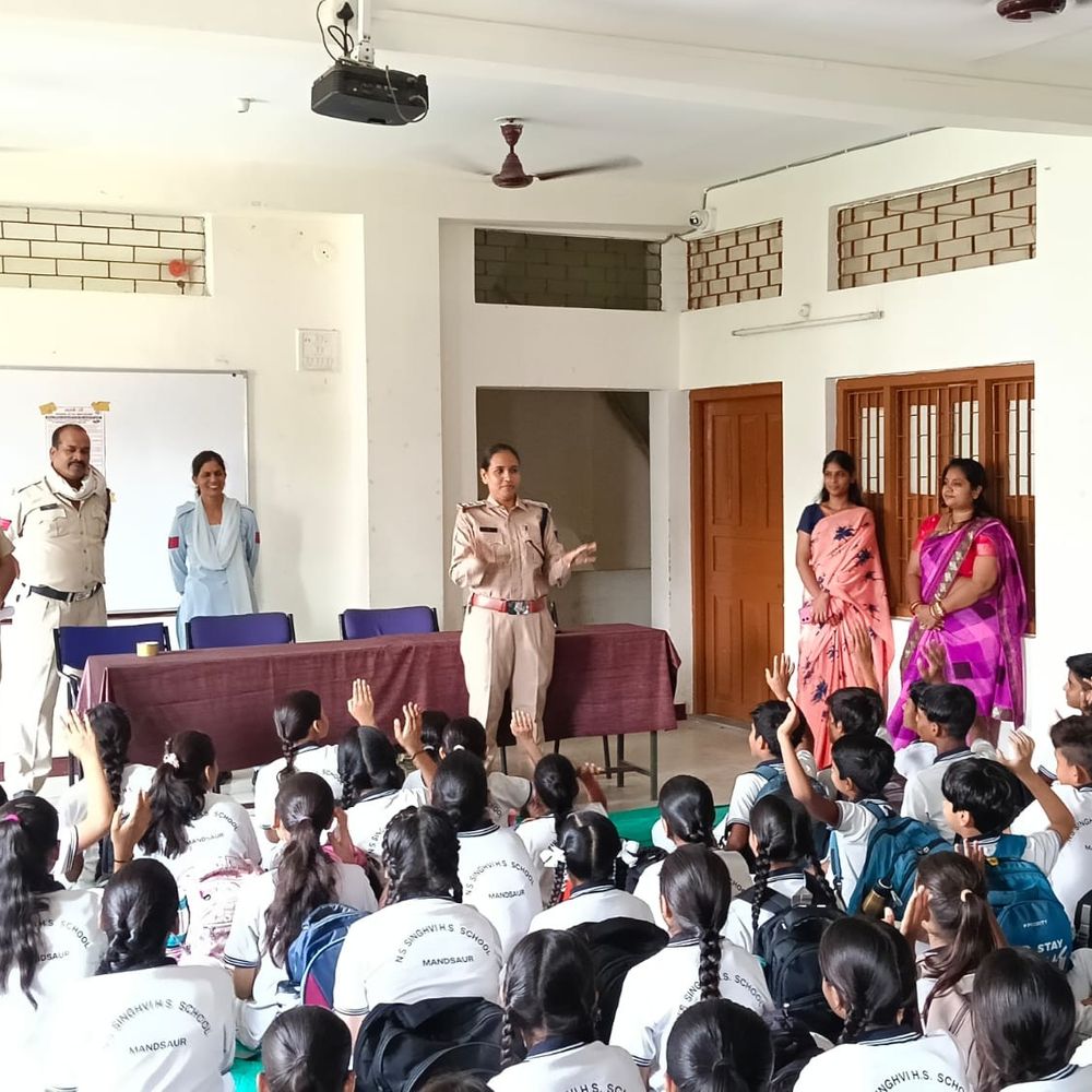 मन्दसौर पुलिस का 'सेफ क्लिक 2.0' अभियान:साइबर ठगी से बचाव के लिए घर-घर पहुंच रही पुलिस, एसपी ने दी चेतावनी