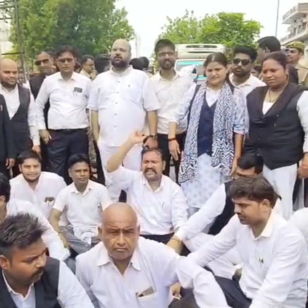 महोबा में वकील पर हमला, वकीलों ने किया चक्काजाम:आरोपियों के एनकाउंटर की मांग; सीओ ने 24 घंटे में गिरफ्तारी का दिया आश्वासन