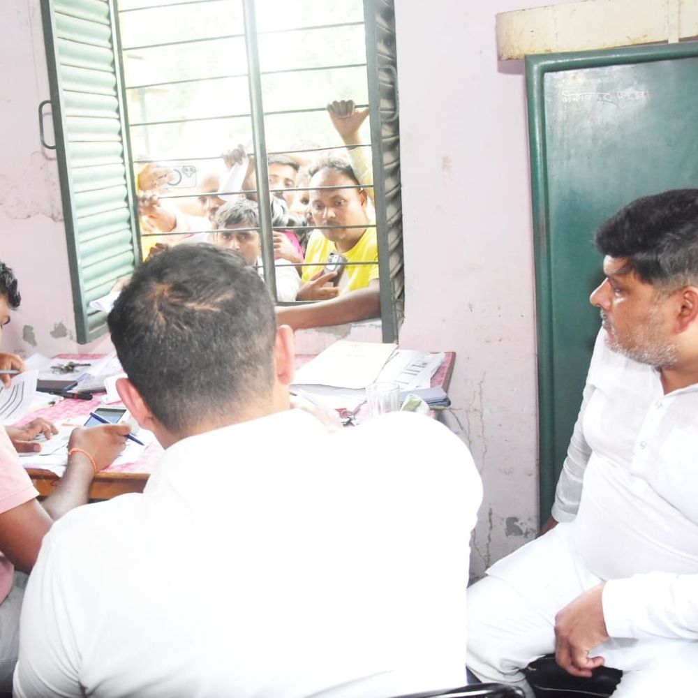 भाजपा विधायक ने गोदाम पर बैठकर कराया खाद का वितरण:पीसीएफ गोदाम का निरीक्षण किया, कृषि विभाग के अधिकारियों लगाई फटकार