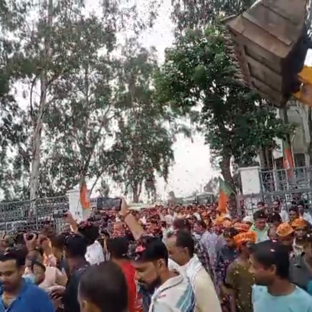 सुरेश राणा पर बुलडोजर से बरसाए गए फूल:बिजनौर पहुंचने पर भाजपा उपाध्यक्ष का जोरदार स्वागत हुआ