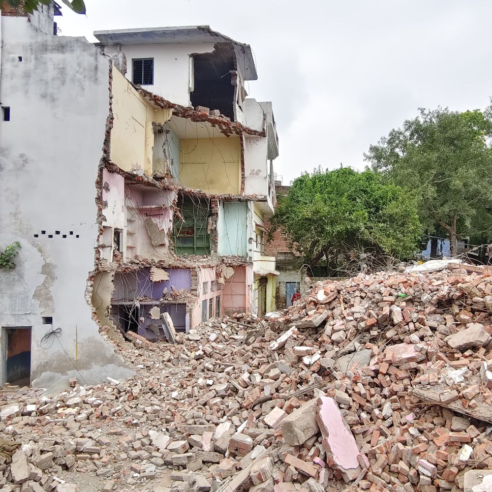 नवीन गंगा पुल परियोजना- चार और मकान ध्वस्त:उन्नाव में अब तक 24 भवनों पर हुई कार्रवाई, अधिकारियों ने लिया जायजा