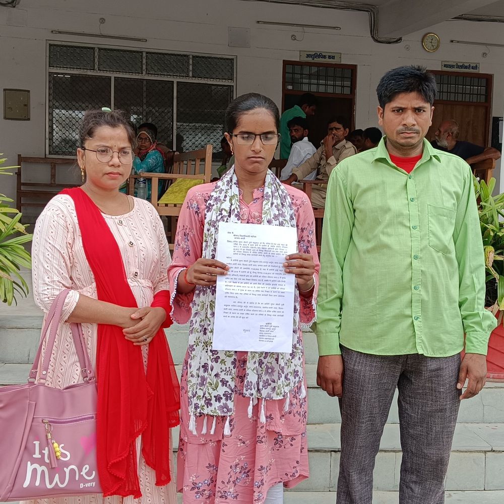 परिवार रजिस्टर में युवती को मृत दिखाया:बस्ती में डीएम ऑफिस पहुंचकर खुद को जिंदा दिखाने की गुहार लगाई