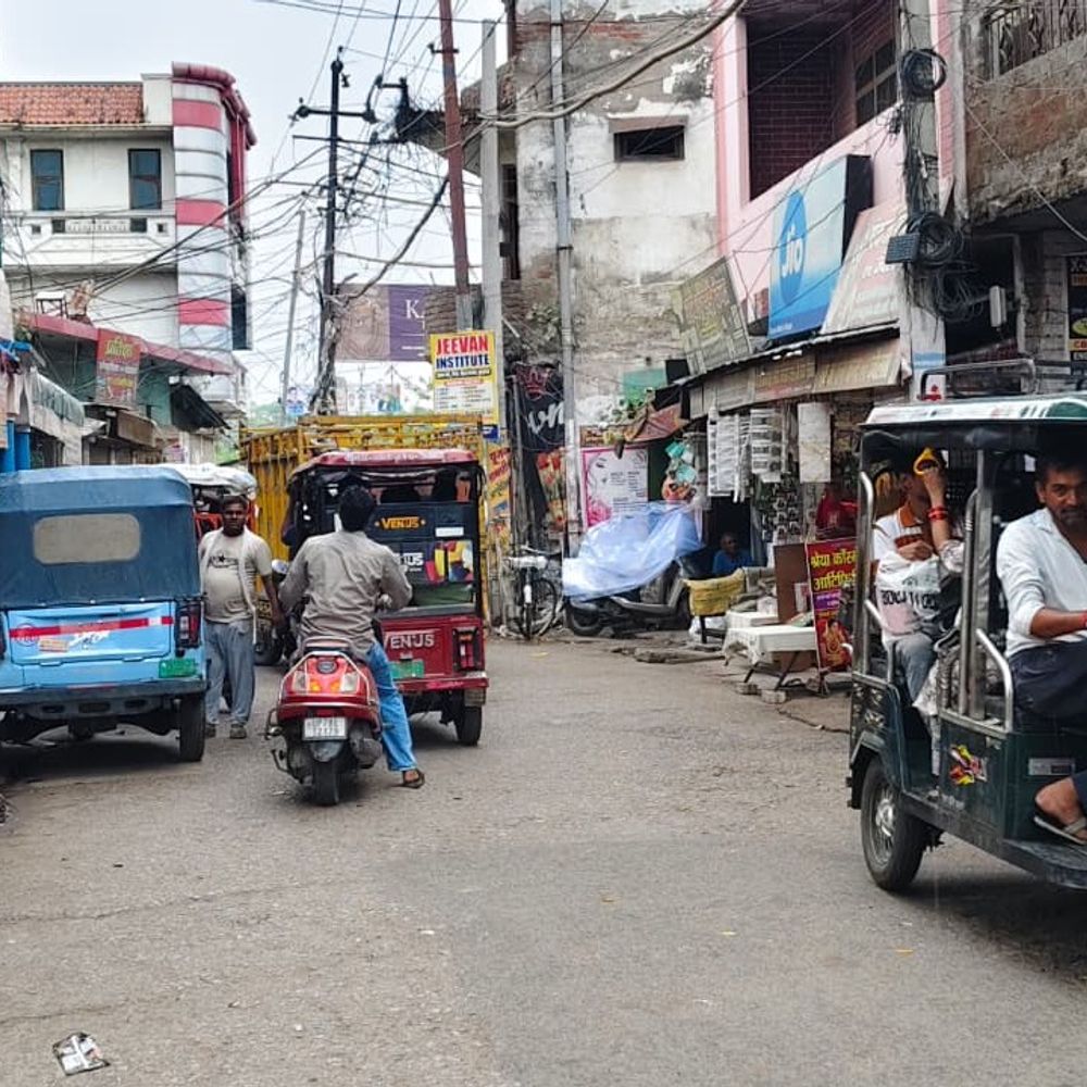 उन्नाव में सड़क चौड़ीकरण के खिलाफ प्रदर्शन:दुकानदारों ने कहा- पहले रोजगार की व्यवस्था करें