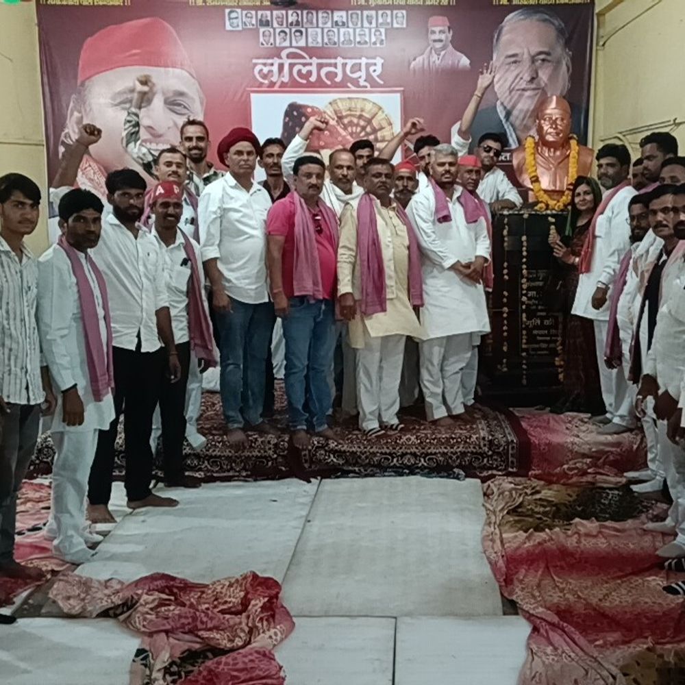 अखिलेश यादव का जन्मदिन, मुलायम की प्रतिमा का अनावरण:सपा कार्यालय में मनाया गया, फल और पौधे भी बांटे गए