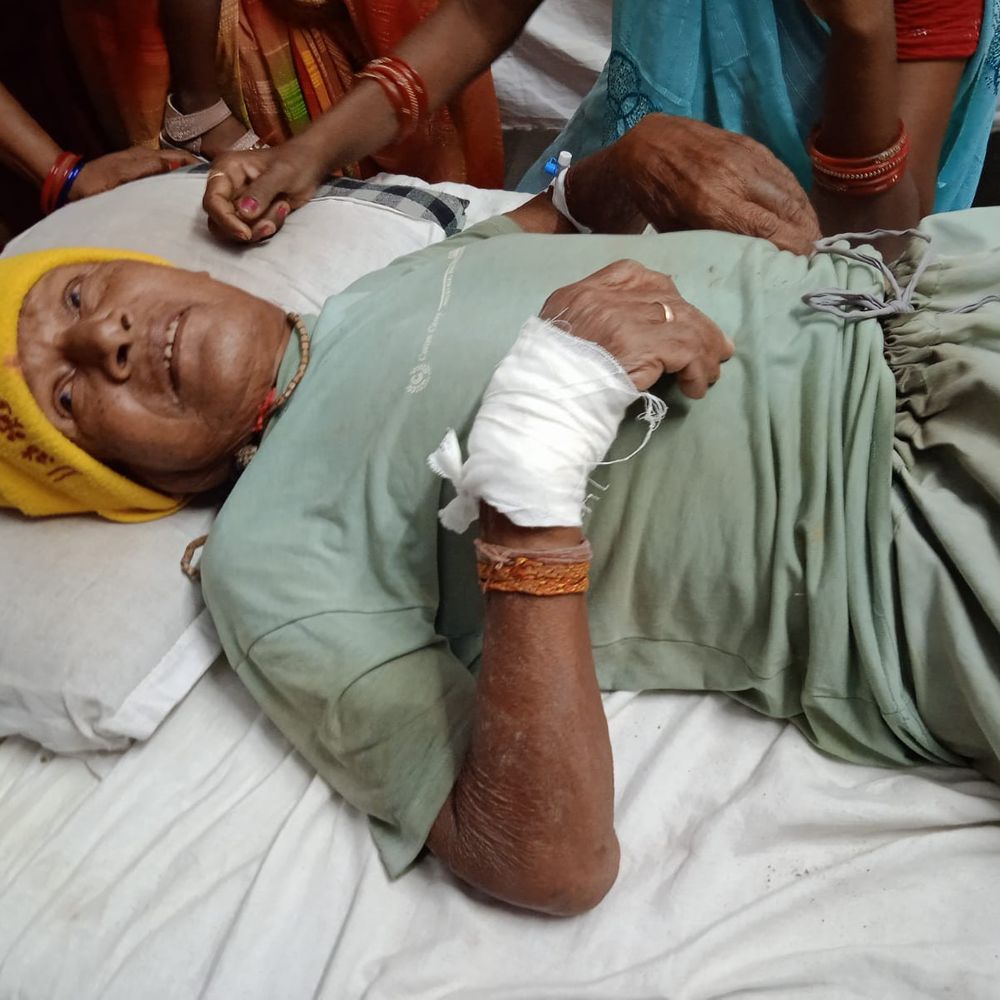 अनूपपुर में हाथी ने घर की दीवार तोड़ी, बुजुर्ग घायल:जैतहरी सीएचसी में इलाज जारी; वन विभाग ने गांव वालों को किया अलर्ट