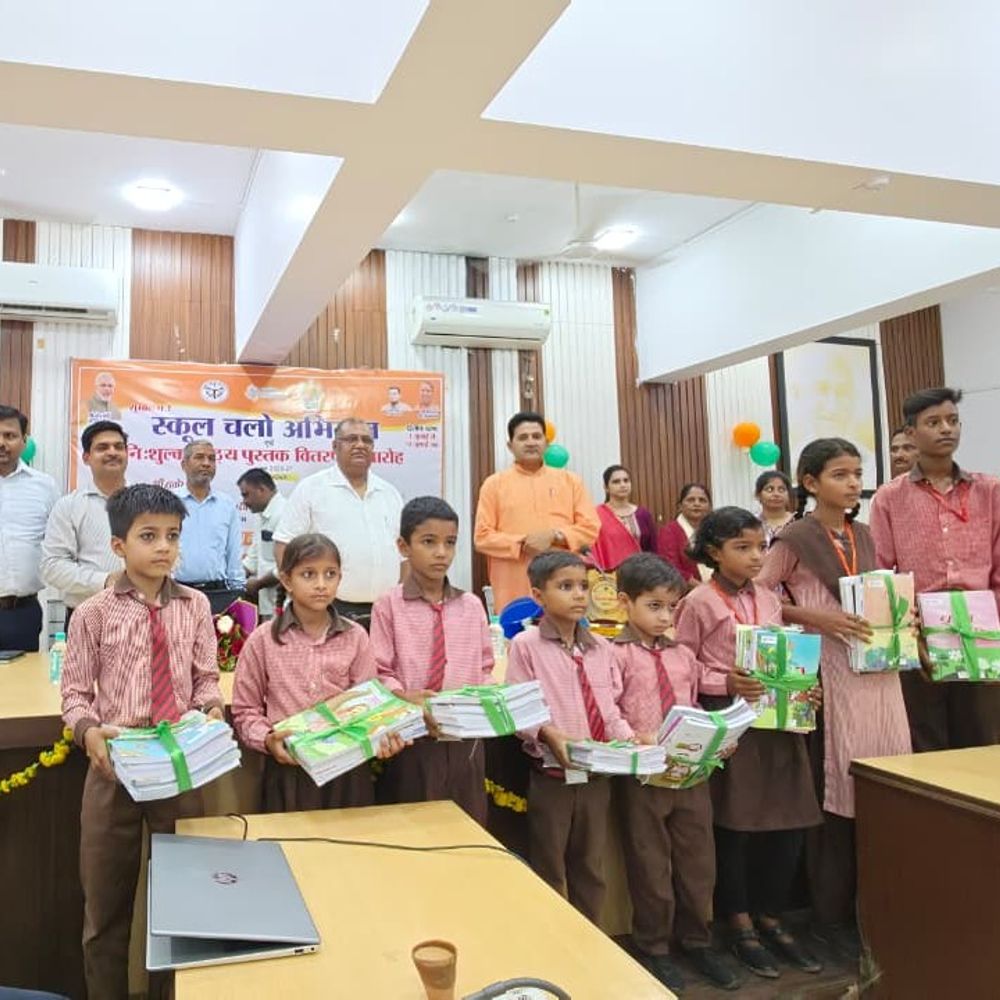 कन्नौज में स्कूल चलो अभियान का शुभारंभ:शत-प्रतिशत नामांकन के लिए रैली निकाली, शिक्षक सम्मानित