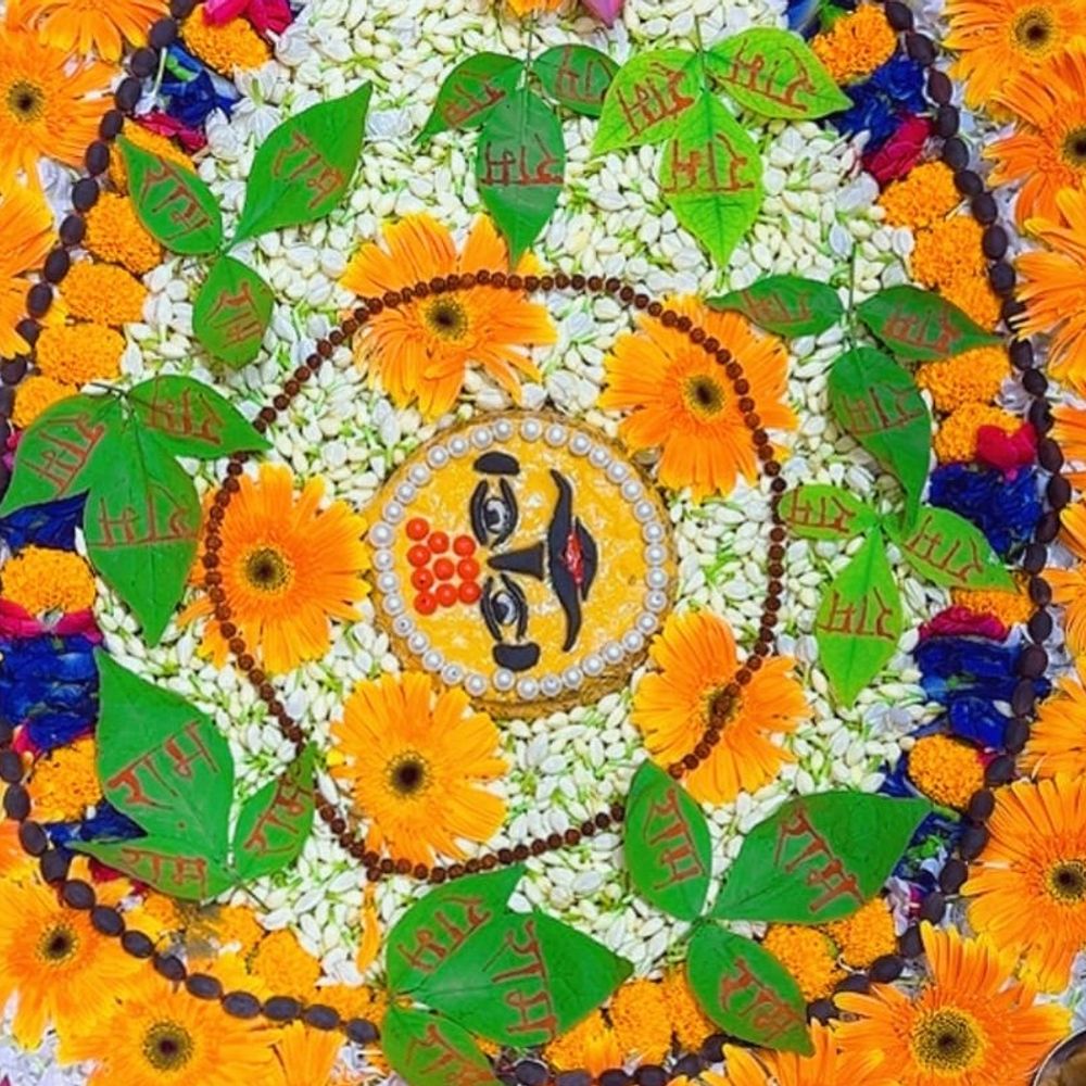बाबा आनंदेश्वर का हुआ दिव्य महाशृंगार:चंदन से उभरी मुखाकृति, 'राम' नाम लिखे बेलपत्र और फूलों से सजा दरबार