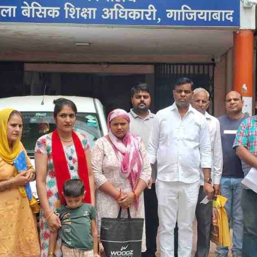 गाजियाबाद में RTE दाखिलों में देरी पर अभिभावकों का हंगामा:BSA ऑफिस घेरा-ज्ञापन सौंपा, 5 दिन में दाखिले न होने पर लखनऊ कूच की चेतावनी