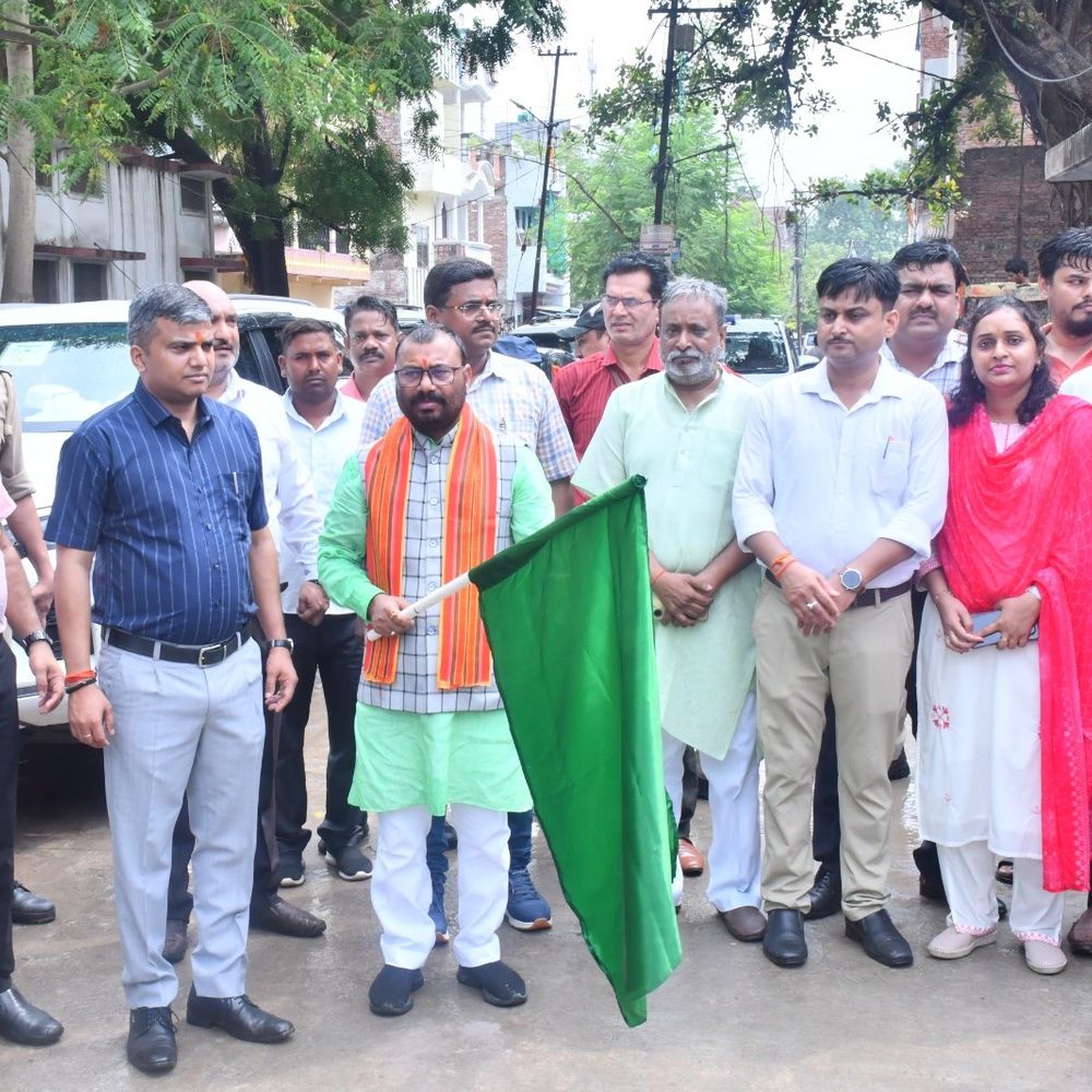प्रयागराज में 'स्कूल चलो अभियान' का दूसरा चरण शुरू:परिषदीय स्कूलों में गुणवत्तापूर्ण शिक्षा, बच्चों को नियमित विद्यालय भेजने पर जोर