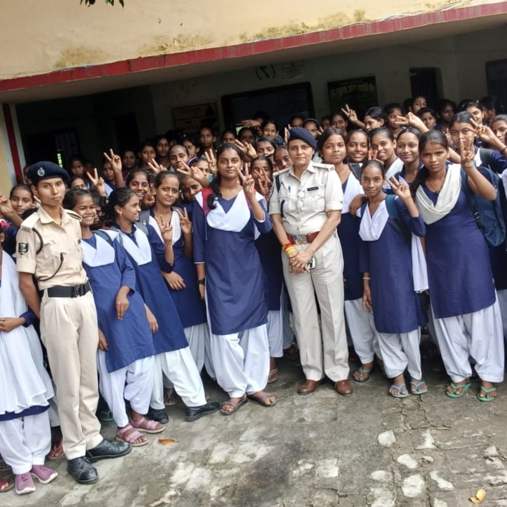 कमला गर्ल्स हाई स्कूल में महिला सुरक्षा व साइबर ठगी पर जागरूकता कार्यक्रम