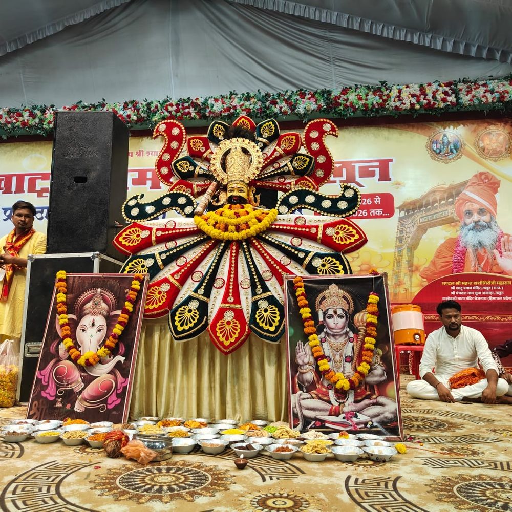 तलुन के खाटू श्याम मंदिर में सजी भजन-कीर्तन संध्या:56 भोग और भव्य फूलों का श्रृंगार; "हारे के सहारे श्याम हमारे" से गूंजा परिसर