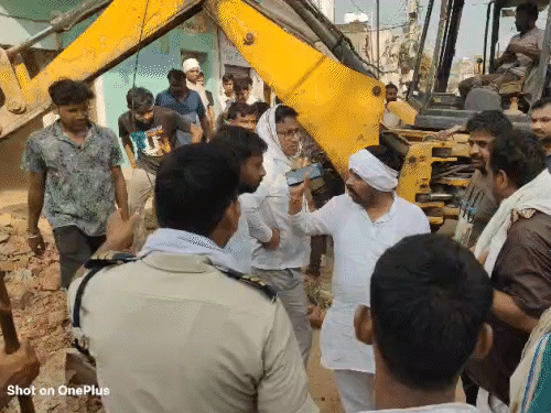 नारायण विहार कॉलोनी ग्वालियर के रहवासियों का आरोप:प्रशासन ने राजनीतिक दबाव में दोबारा की मकान तोड़ने की कार्रवाई,अतिरिक्त जमीन पर कब्जे की कोशिश