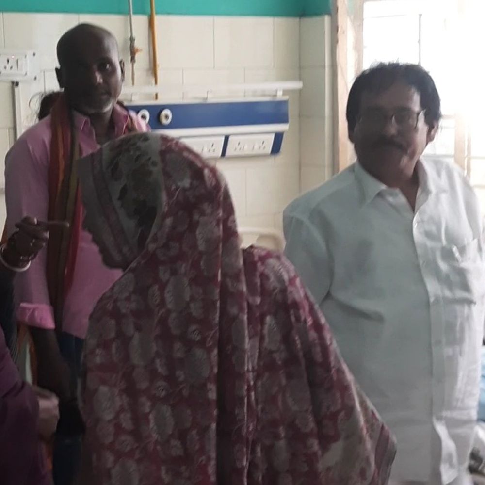 सड़क दुर्घटना में युवक गंभीर घायल:तेज रफ्तार बाइक ने ई-रिक्शा को टक्कर मारी, बलिया में घटना