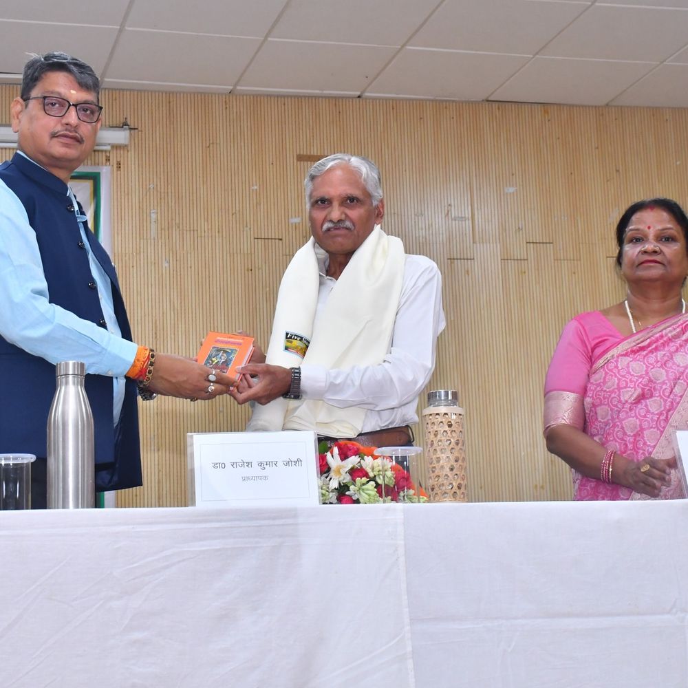 कृषि विश्वविद्यालय से आठ शिक्षक-वैज्ञानिक रिटायर हुए:कुलपति बोले- शिक्षक कभी सेवानिवृत्त नहीं होता