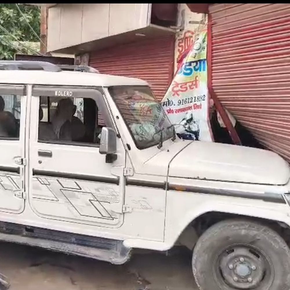 तेज रफ्तार बोलेरो का कहर, महिला शिक्षक घायल:बांदा में दुकान का शटर तोड़कर अंदर घुसी गाड़ी, चालक हिरासत में