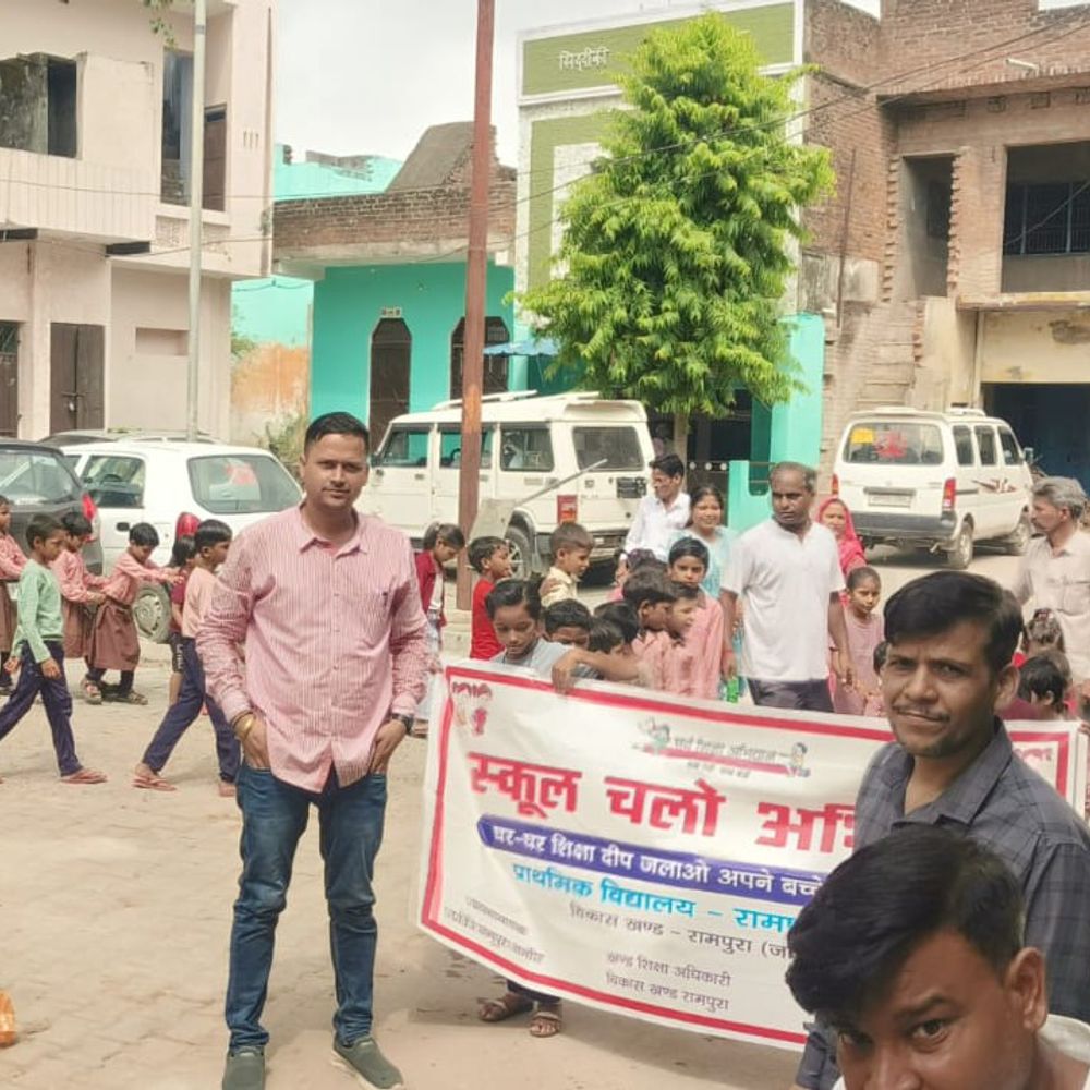 जालौन में स्कूल चलो अभियान रैली:हर बच्चे के नामांकन का लिया संकल्प, अभिभावकों को किया जागरूक
