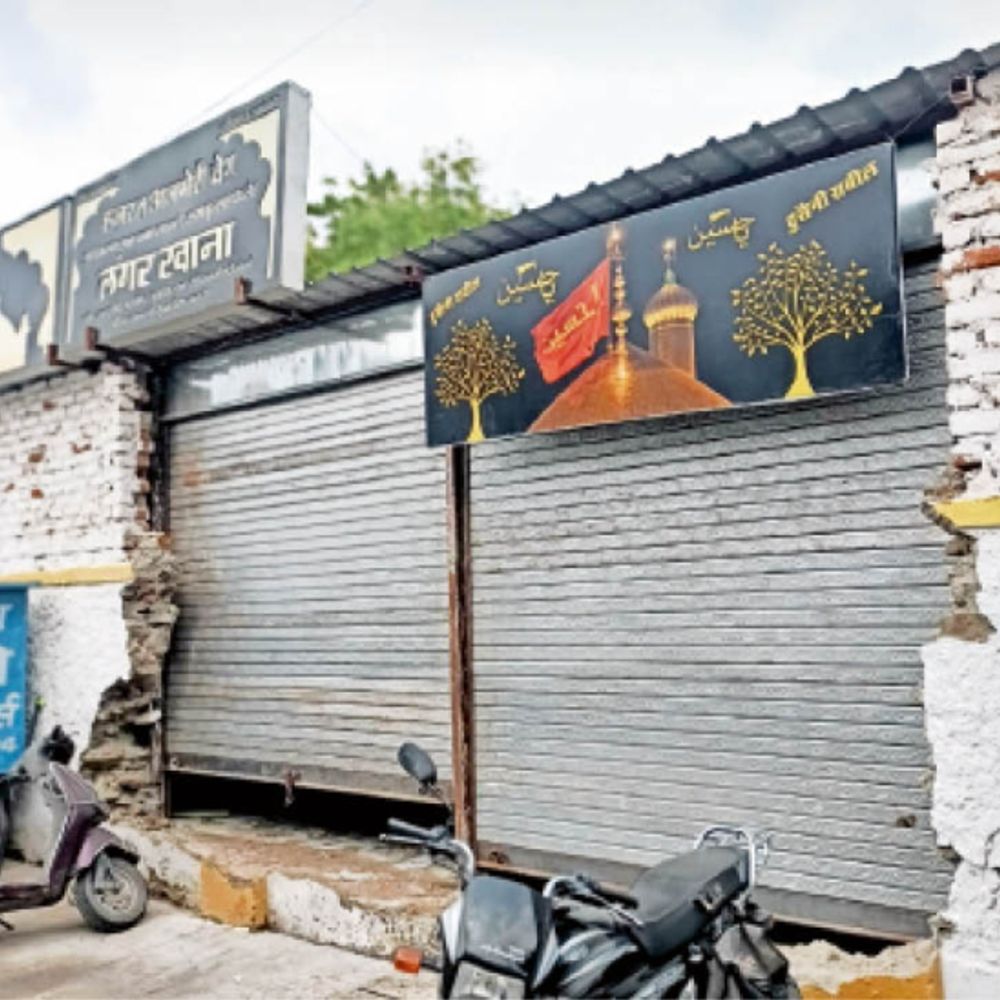 संचालक बोला- निगम से स्वीकृति की जरूरत नहीं:कब्रिस्तान की दीवार तोड़ दुकान बनाई, वक्फ की मंजूरी का दावा, निगम तोड़ेगा