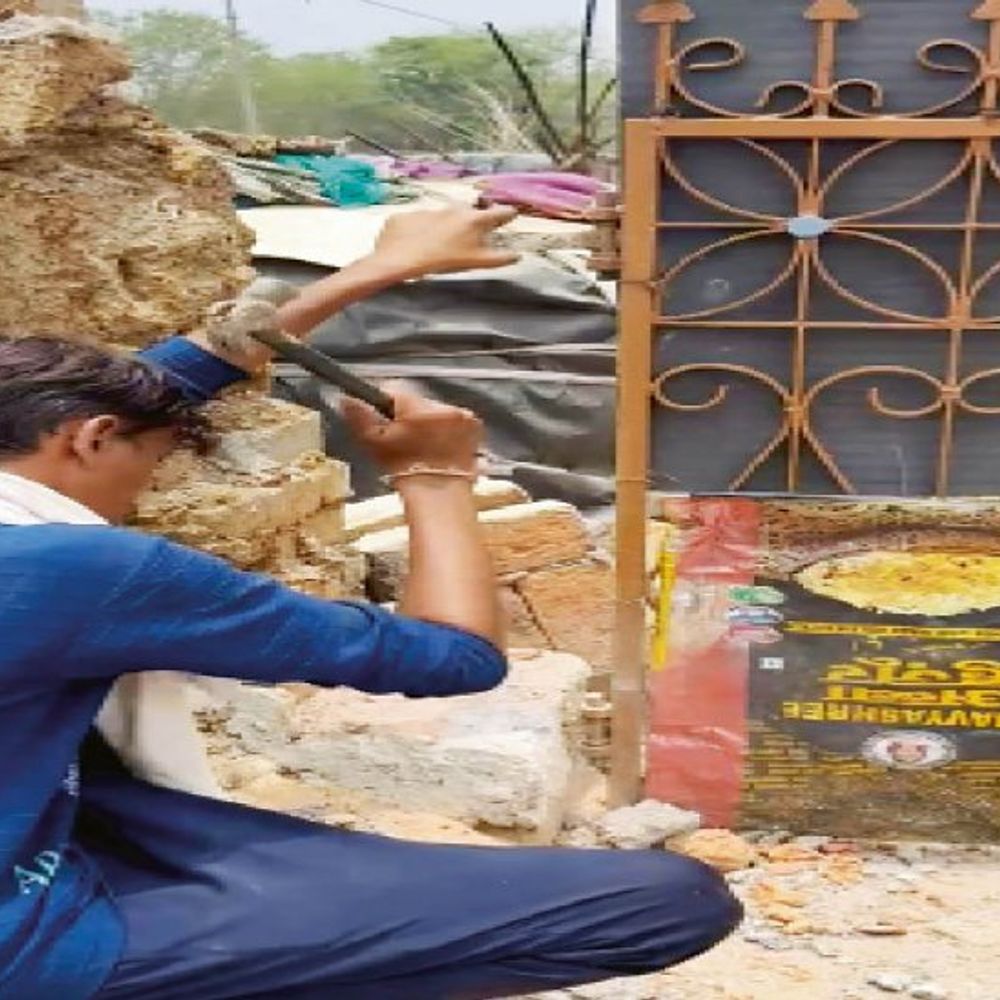 कार्रवाई के बाद मलबे से काम की चीजों की तलाश:तिनका-तिनका जोड़ आशियाना बनाया अब मलबे से निशानियां सहेज रहे लोग