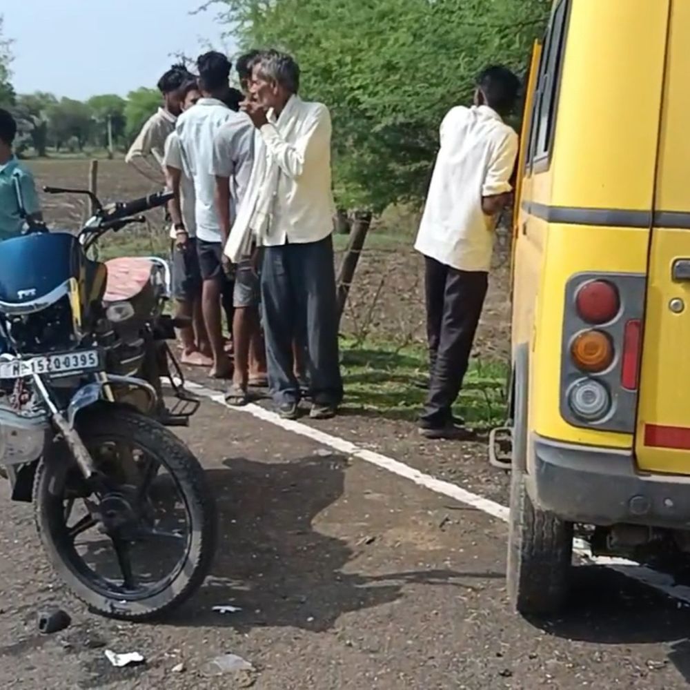 स्कूल वैन ने बाइक को मारी टक्कर, दो की मौत:सागर में एक्सीडेंट के बाद पेड़ से टकराई, ड्राइवर भागा; अस्पताल में इलाज के दौरान गई जान