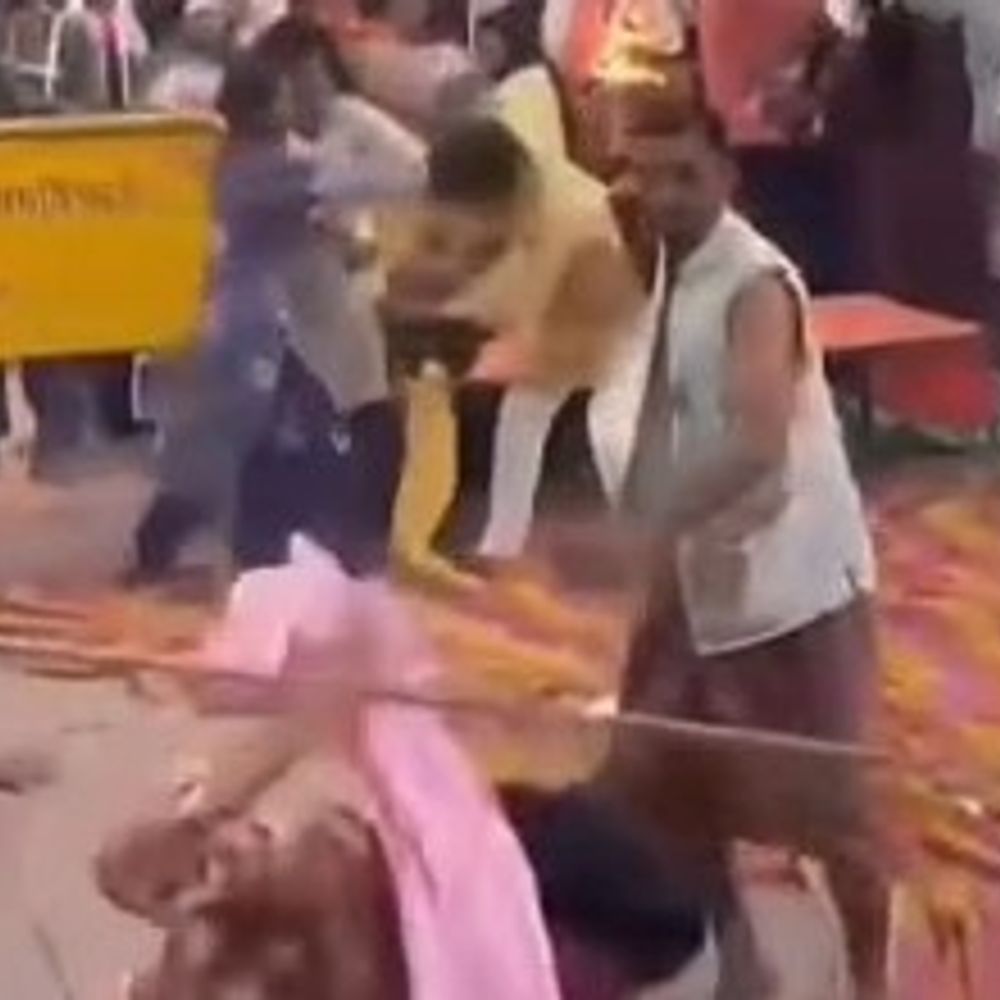 उज्जैन- शिप्रा आरती में महिलाओं और पुजारियों के बीच मारपीट:दीपक बेचने को लेकर हुआ विवाद; पीतल की आरती से किया हमला...VIDEO