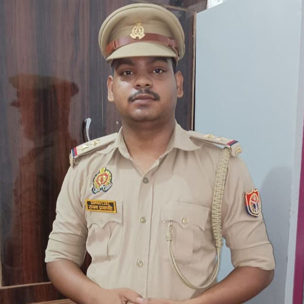 वाराणसी में फर्जी सब इंस्पेक्टर गिरफ्तार:नौकरी दिलाने के नाम पर लोगों से पैसे ऐठें, वर्दी पहनकर धौंस जमाता था