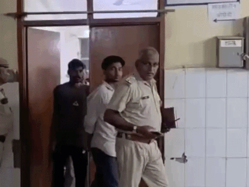 रात 10 बजे बदमाशों ने युवक को चाकू मारे:आपसी रंजिश में वारदात की, पुलिस भी रात को अस्पताल पहुंची