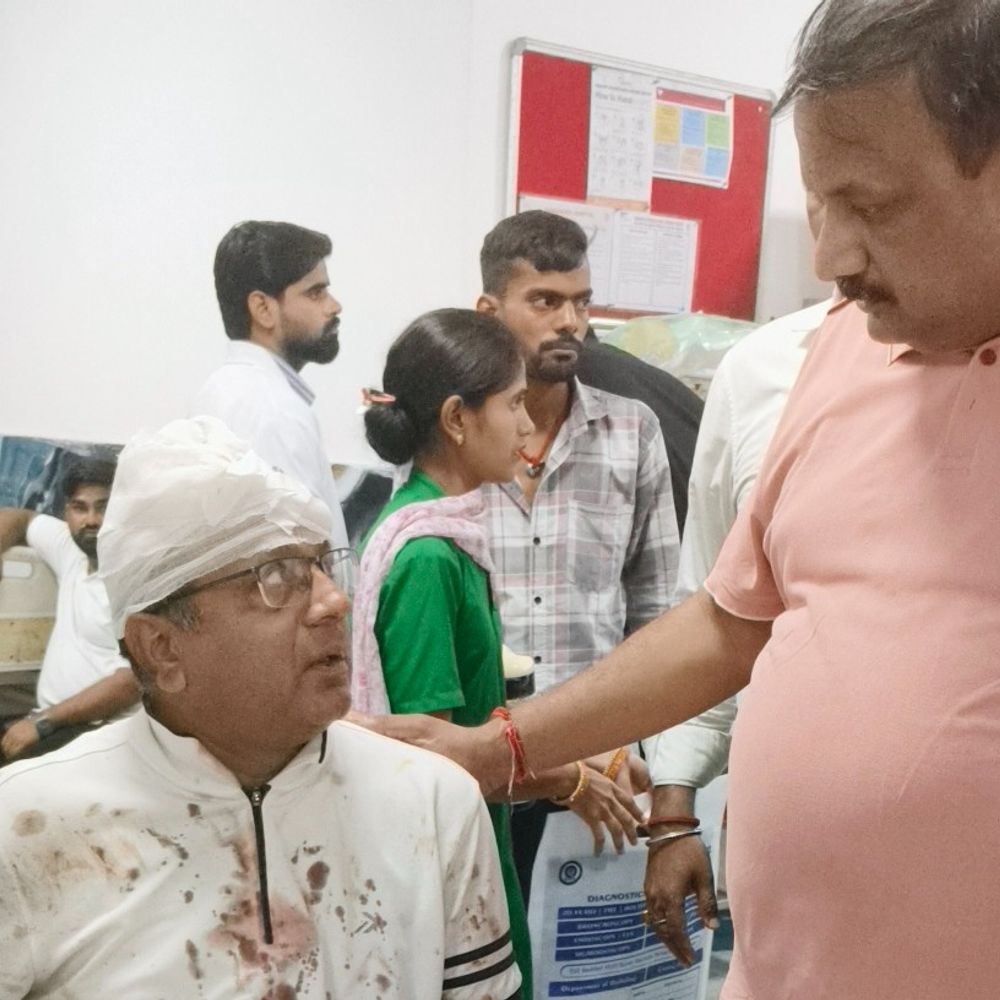 बरेली में वकील दंपति पर जानलेवा हमला, सिर फोड़ा:बार एसोसिएशन की पदाधिकारी पर पड़ोस में रहने वाला युवक कसता था फब्तियां