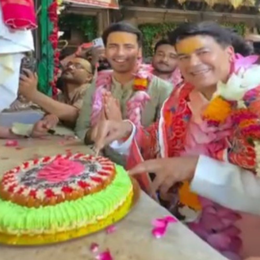 बरेली मेयर ने बांके बिहारी के चरणों में मनाया जन्मदिन:जगमोहन में केक काटा, मंदिर के सेवायत बोले- पर्दा लगा हाने से इसकी जानकारी नहीं हुई