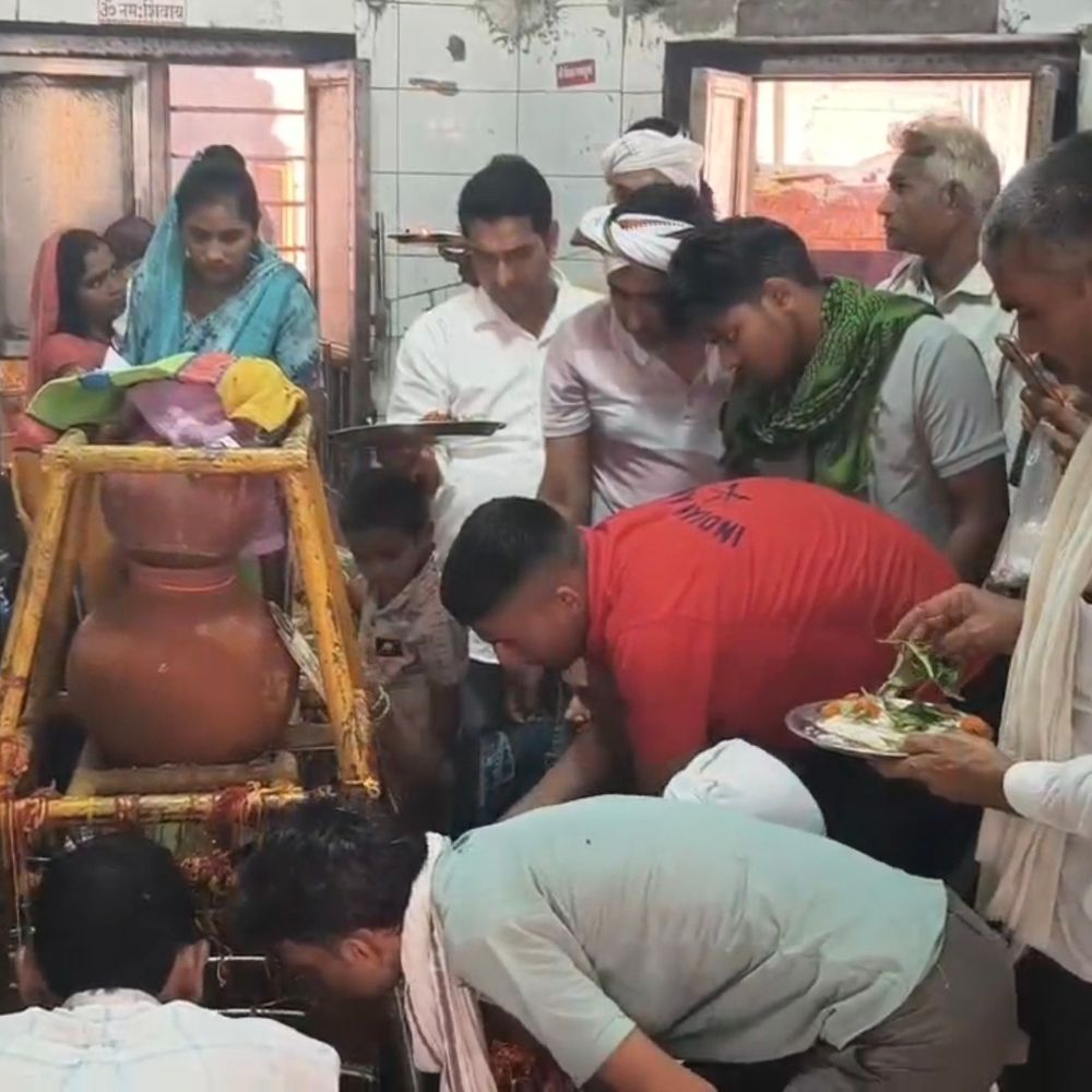 भोला महादेव मंदिर में रेलिंग की मांग तेज:बढ़ती भीड़ से अव्यवस्था को लेकर श्रद्धालुओं ने एसडीएम से लगाई गुहार