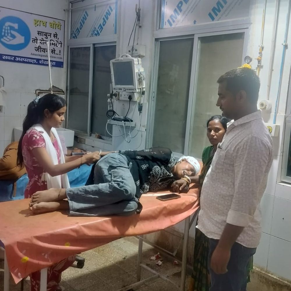 शेखपुरा में संपत्ति विवाद में मारपीट, 4 लोग घायल:रिटायर्ड ससुर से हिस्सा मांगने पर विवाद, पुलिस ने घायलों को अस्पताल पहुंचाया