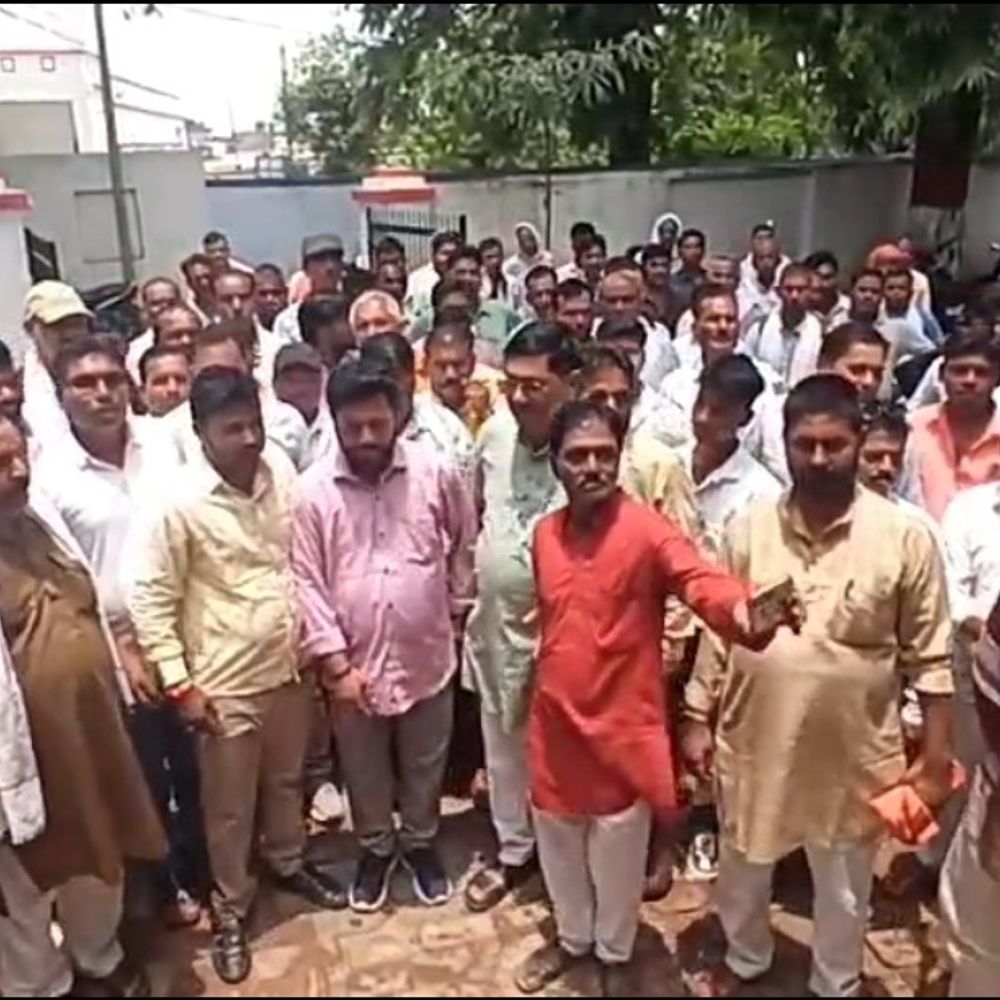 कोटेदारों का प्रदर्शन, जिला पूर्ति अधिकारी को ज्ञापन:बकाया लाभांश और अन्य मांगों को लेकर की नारेबाजी