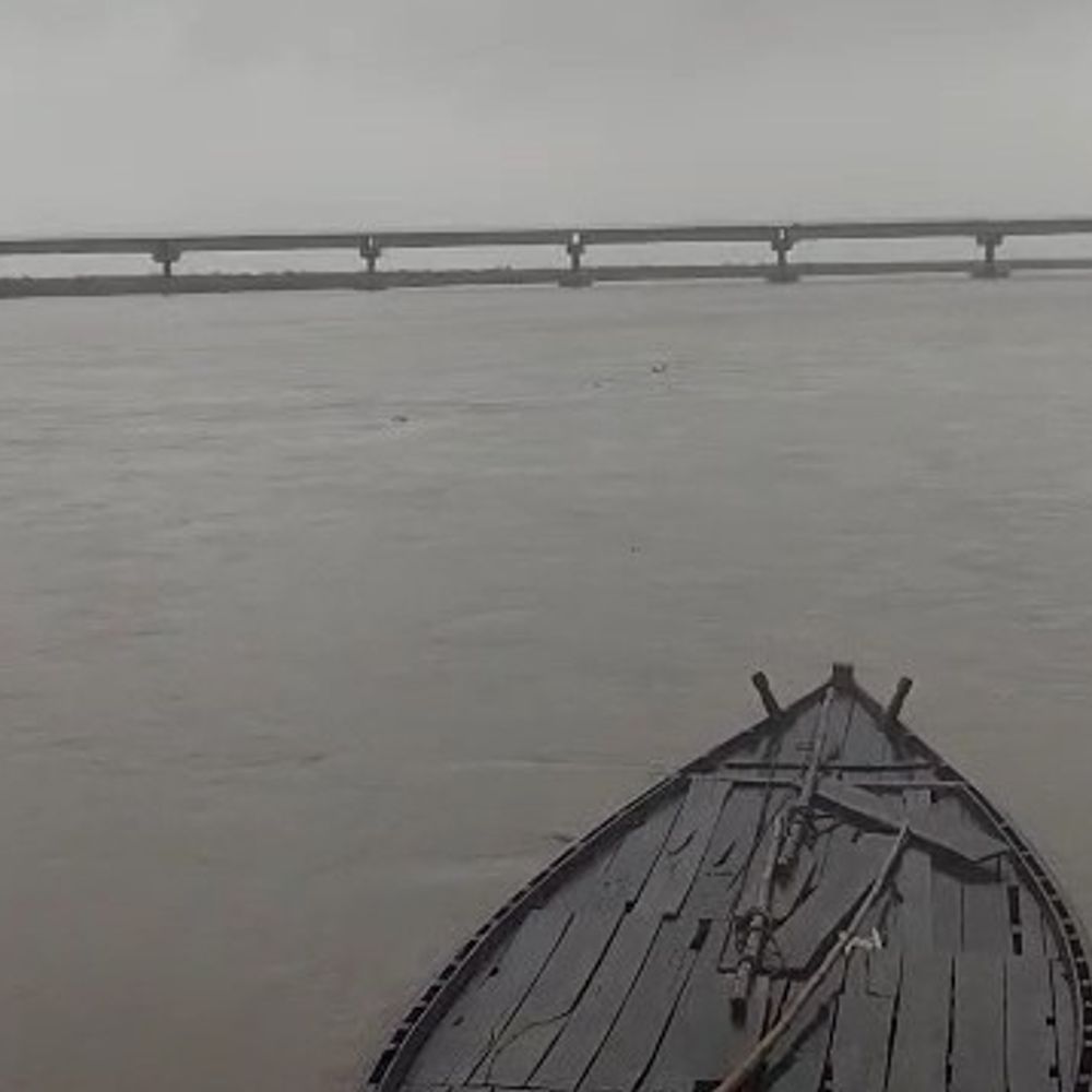 पीलीभीत में शारदा नदी का बढ़ा जलस्तर, फसलें जलमग्न:लगातार बारिश से बढ़ी बाढ़ की आशंका, कटान से ग्रामीणों में दहशत