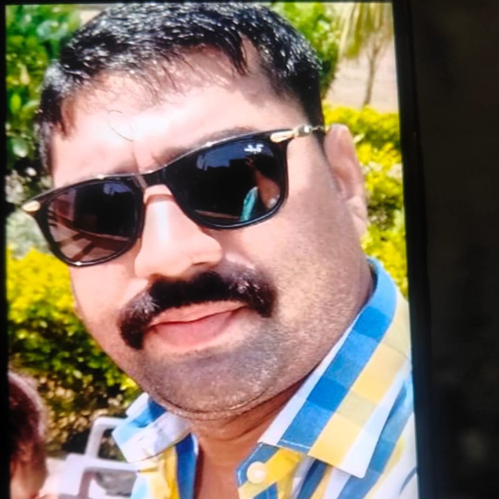 घर में फंदे पर मिला व्यापारी का शव:चप्पल की दुकान चलाता था मृतक; परिजनों के लौटने पर हुआ खुलासा