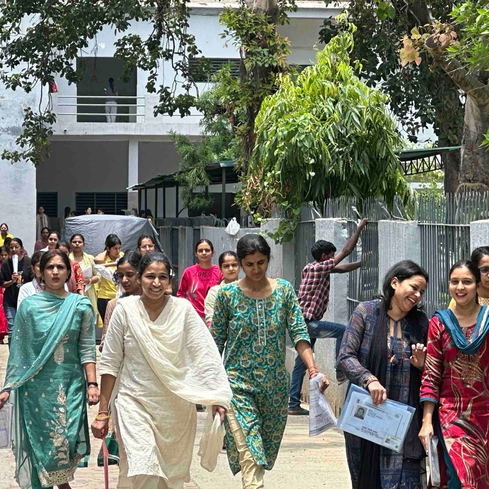गाजियाबाद में UPTET की पहली पाली की परीक्षा हुई:अभ्यर्थी बोले- पेपर आसान था, गणित के प्रश्न थोड़े कठिन लगे