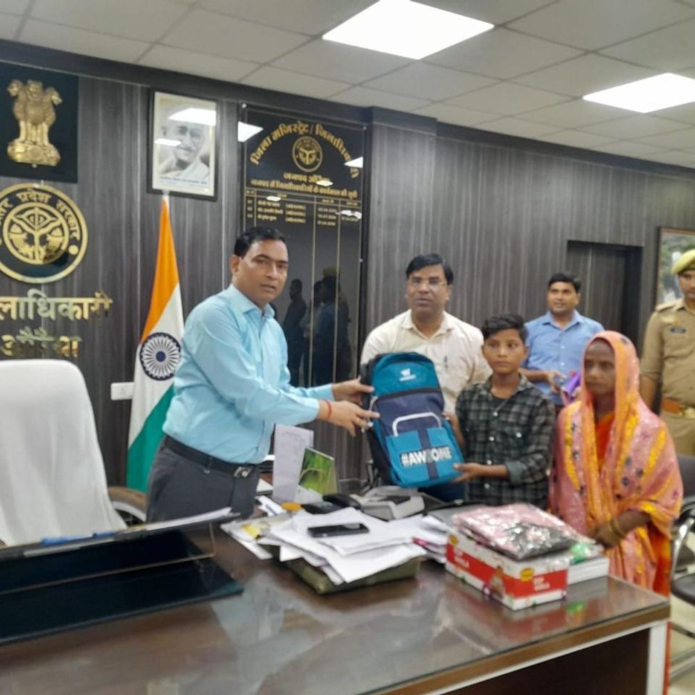 बाल श्रम से मुक्त बच्चे को पहनाई स्कूल की ड्रेस:औरैया में 'स्कूल चलो अभियान' के दूसरे चरण की शुरुआत, डीएम बोले- हर बच्चा स्कूल पहुंचे