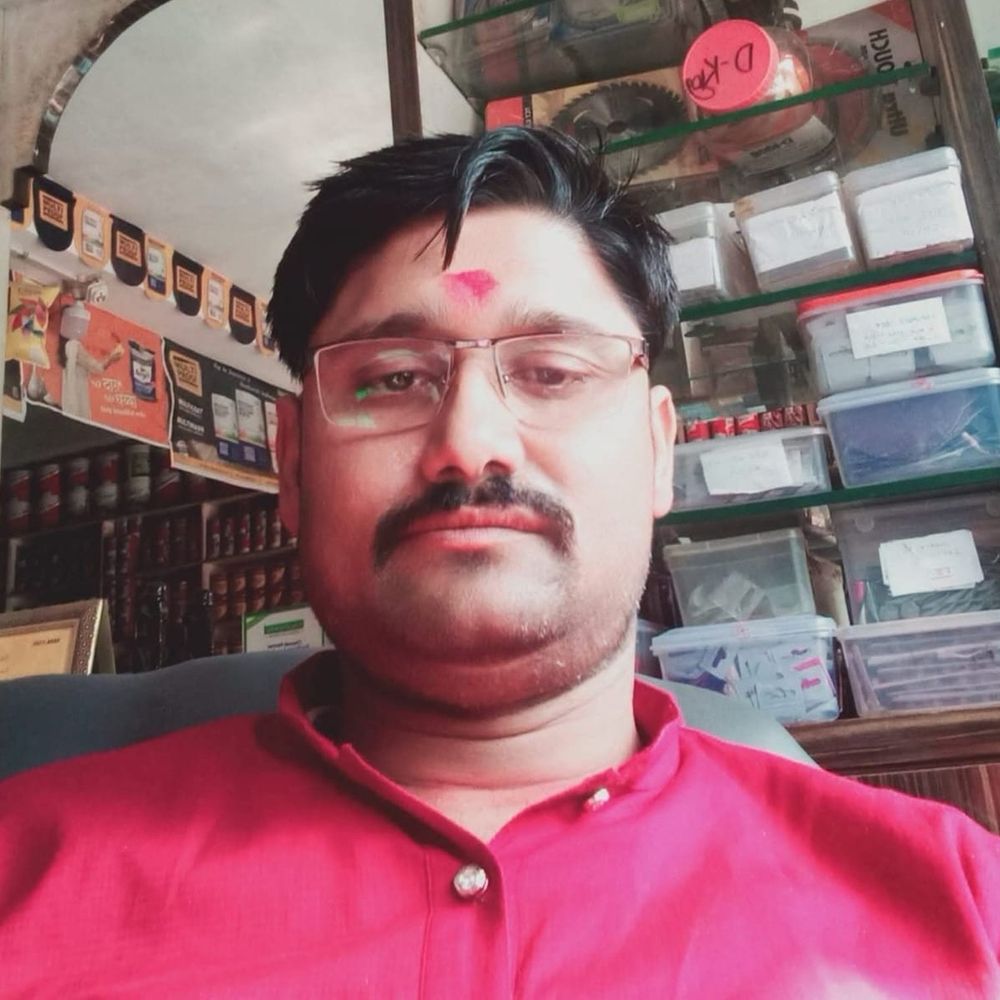 हाईवे पर फिसली बस, पहिए के नीचे आया युवक; मौत:सड़क पर फैली रेत से हादसा, देवसर से भरगवां जा रही थी बस