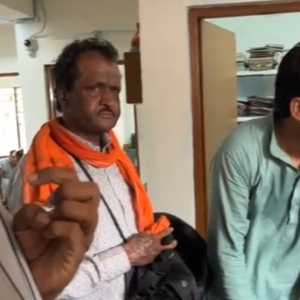 बीड़ी लाने से मना किया तो छात्र पर फेंका जूता:  छात्रा से अशोभनीय हरकत की; ग्रामीणों ने शिक्षक का वीडियो बनाकर अफसरों को भेजा – Itarsi News