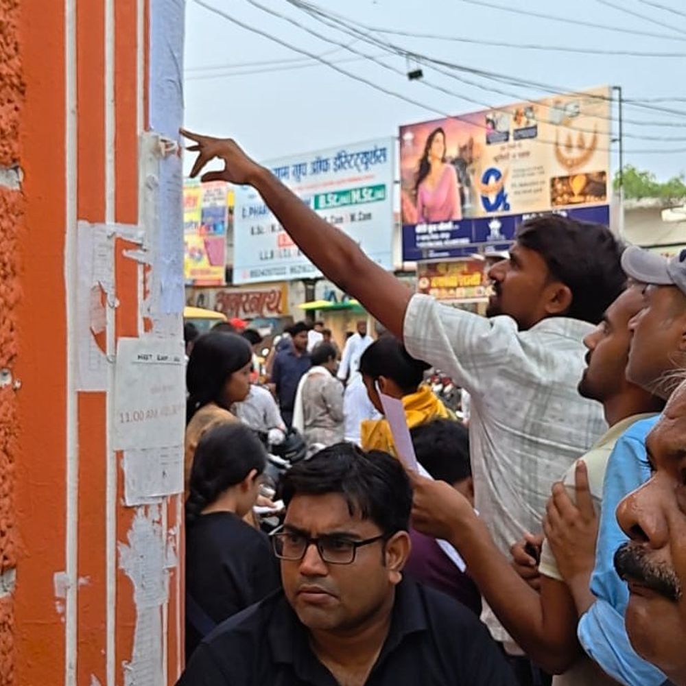 जौनपुर में टीईटी परीक्षा शुरू,पहली पाली में 10461अभ्यर्थी:कड़ी सुरक्षा: जूते-मोजे, कॉलर खुलवाकर चेकिंग; पानी की बोतल से रैपर हटाए