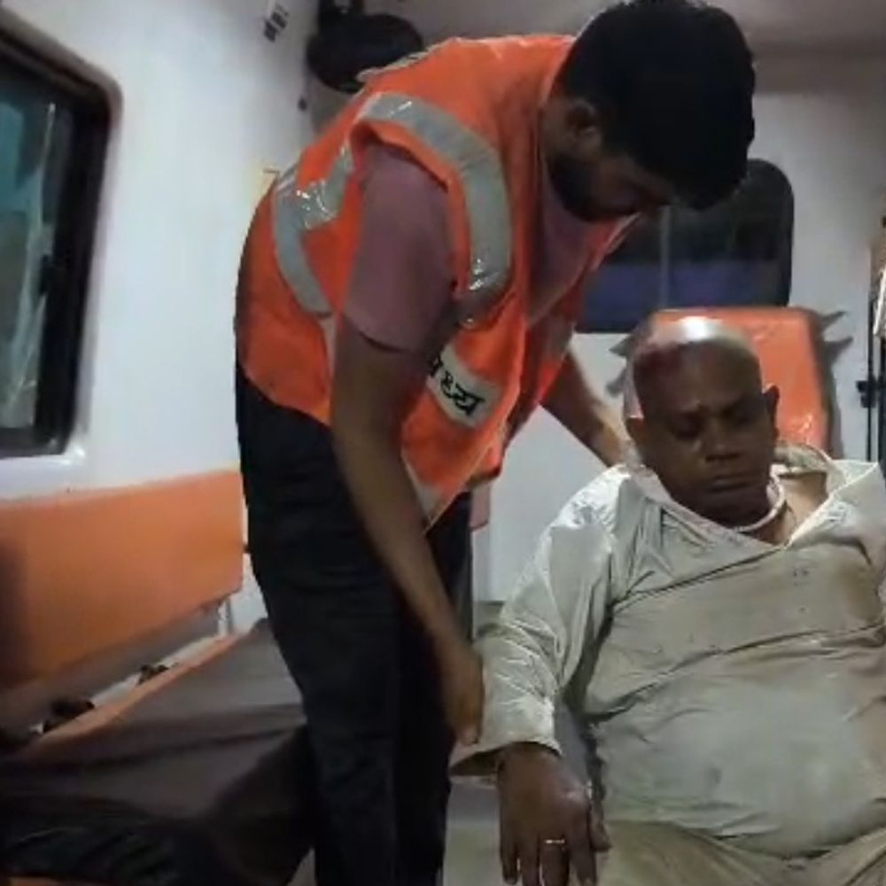 बुरहानपुर में चलती ट्रेन से गिरा युवक:युपी के प्रयागराज का है रहने वाला, जिला अस्पताल में भर्ती