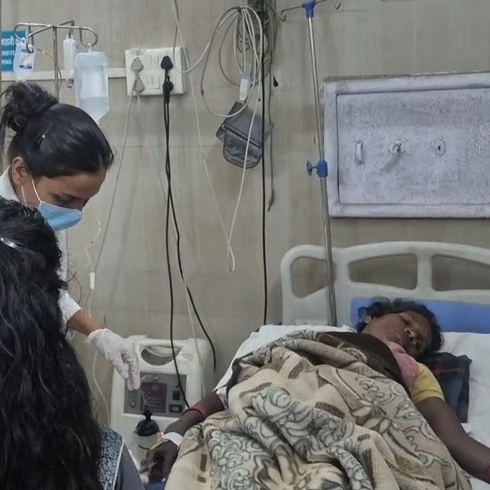 घर पर गिरी बिजली, 2 साल की मासूम की मौत:  दमोह में तेज बारिश के दौरान हादसा; मां-नानी के साथ खेल रही थी, बुजुर्ग महिला गंभीर – Damoh News