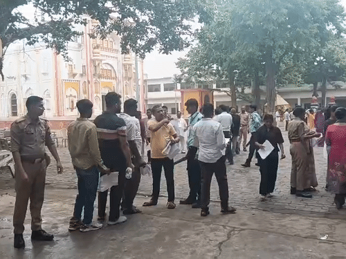 UPTET: परीक्षा केंद्र पर रुमाल निकलवाया, मेटल डिटेक्टर से तलाशी:शहर के 32 परीक्षा केंद्रों में सघन चेकिंग से बाद मिला प्रवेश