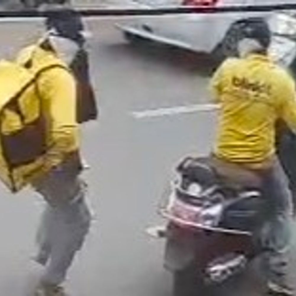 ब्लिंकिट बॉय बनकर आए बदमाश, 40 लाख लूटे:रतलाम में कारोबारी के कर्मचारियों से रुपयों से भरा बैग छीना; शराब ठेके का कलेक्शन था