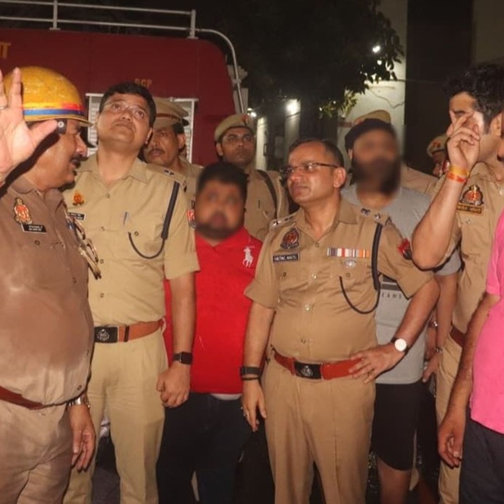 मुरादाबाद में फैक्ट्री में लगी भीषण आग:आसपास के जिलों से बुलाने पड़े फायर फाइटर्स; SSP मौके पर डटे रहे, 10 घंटे लगे