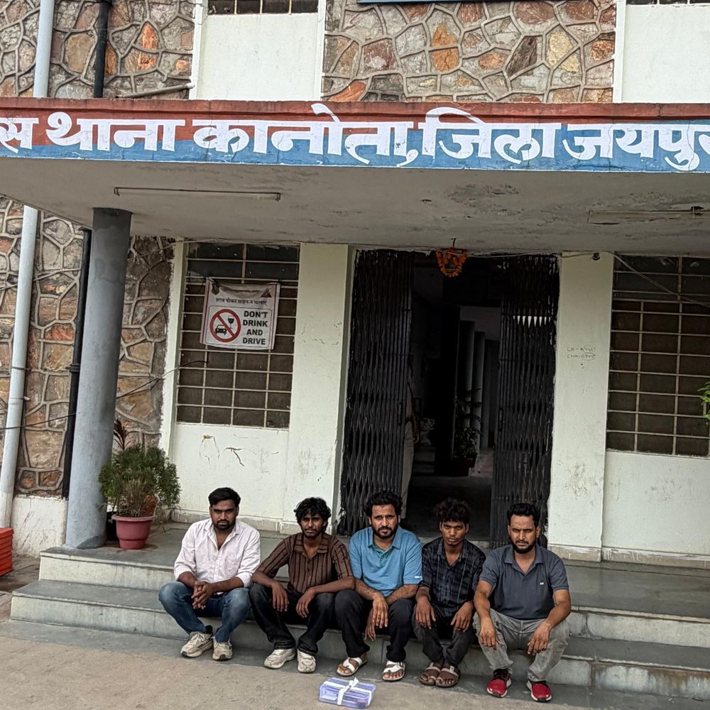 हिस्ट्रीशीटर सलमान गद्दी समेत 5 बदमाश गिरफ्तार:मारपीट के मामले में फरार चल रहे एक लाख के इनामी अपराधी को दबोचा, देसी कट्टा और लाठी-डंडे बरामद