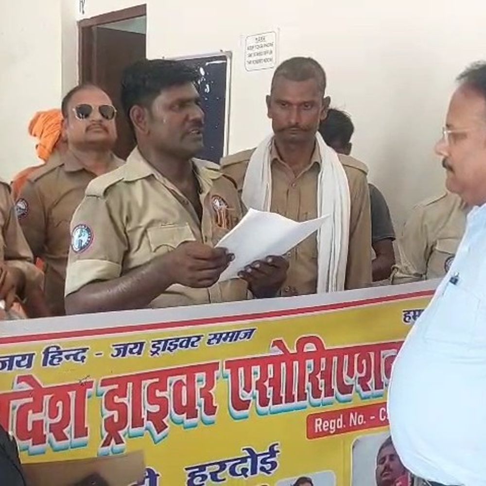 ड्राइवरों को सैनिक जैसी मान्यता, 20 लाख बीमा मिले:मुख्यमंत्री के नाम 14 सूत्रीय ज्ञापन सिटी मजिस्ट्रेट को सौंपा