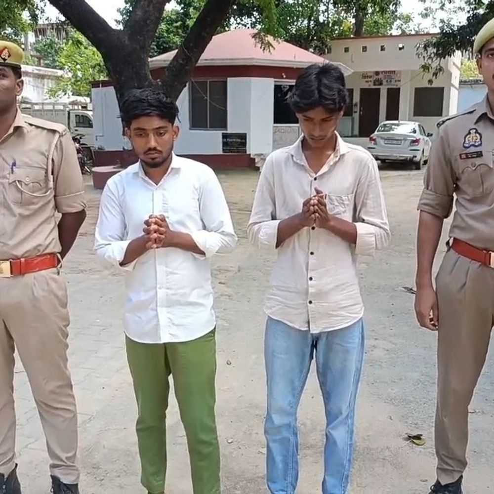 तमंचे संग रंगदारी का वीडियो पड़ा भारी-2 आरोपी गिरफ्तार:आजमगढ़ में फैला रहे थे दहशत, 'माफिया' नाम से अकाउंट चलाने वाला फरार