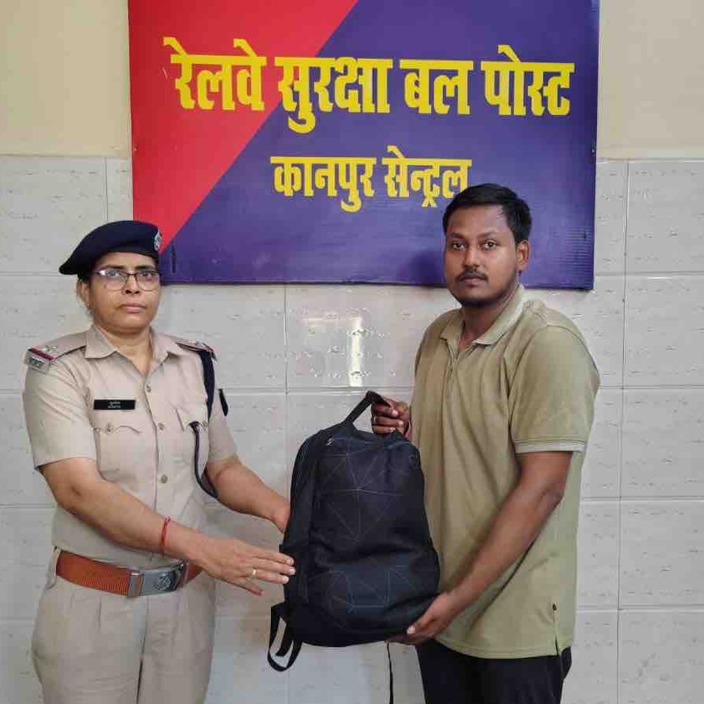RPF ने यात्री का छूटा लैपटॉप बैग लौटाया:कानपुर सेंट्रल पर 'ऑपरेशन अमानत' के तहत हुई कार्रवाई